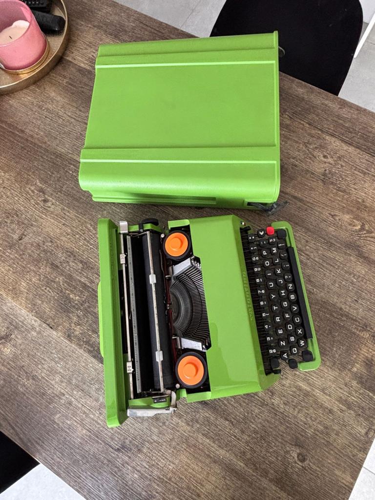 Vintage Olivetti Valentine Typemachine Unieke Groene Kleur, Diversen, Typemachines, Ophalen of Verzenden, Zo goed als nieuw