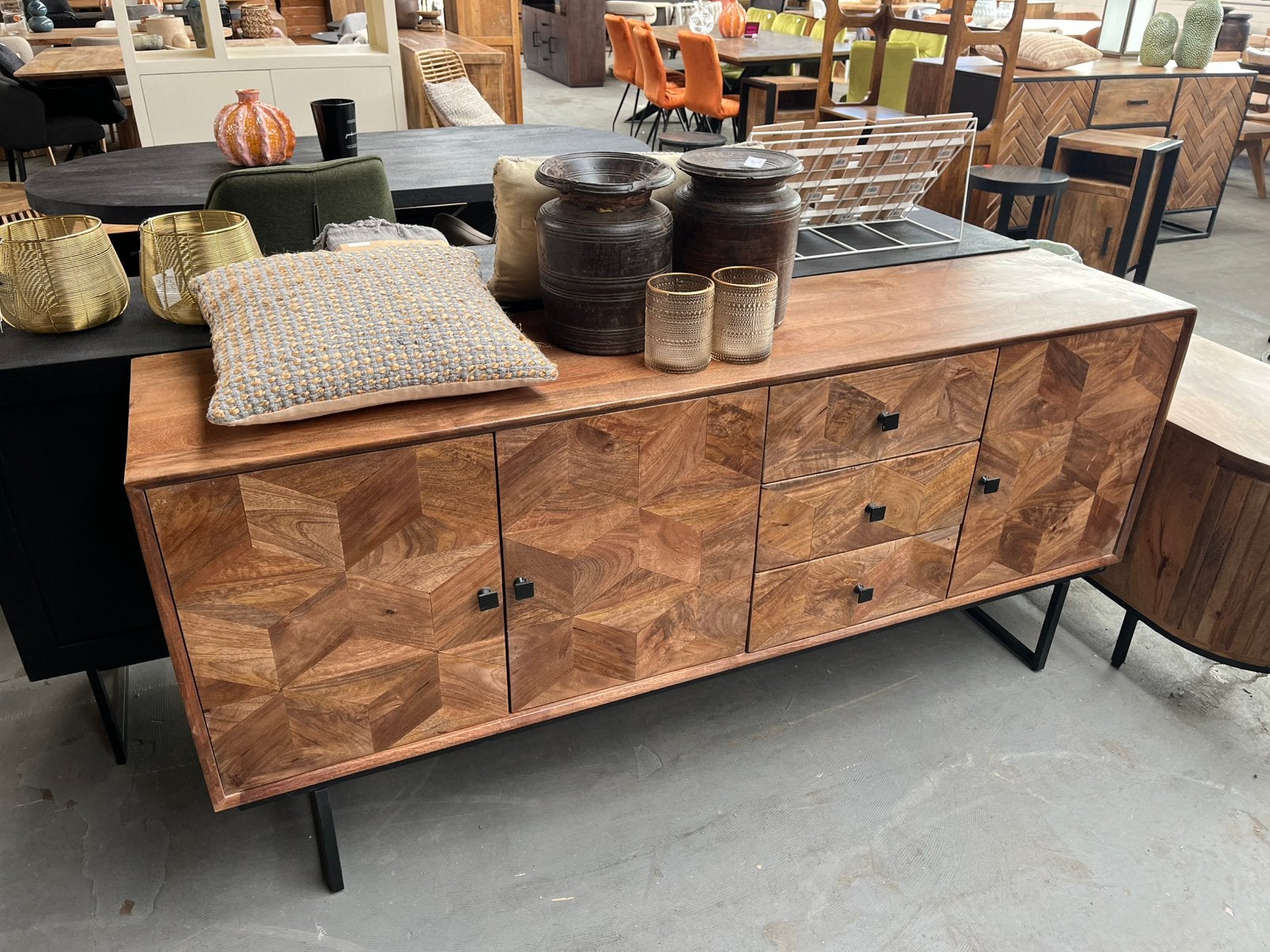 Magazijn leegverkoop dressoir mangohout visgraat metaal zwar, Hout, Nieuw, Ophalen of Verzenden, Info@wkhome.nl