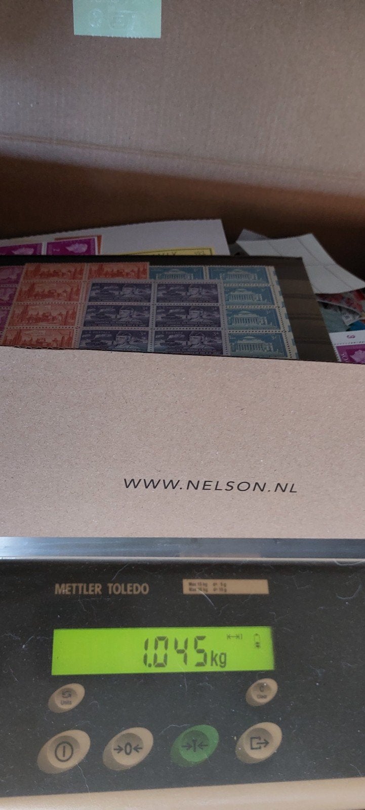 Doos postzegels wereld mix 1kilo, Ophalen of Verzenden, Nederland en Buitenland