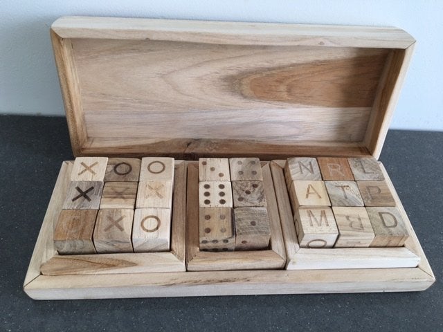 Kist met dobbelstenen(letters,stippen,boter kaas eieren), Ophalen of Verzenden, Nieuw
