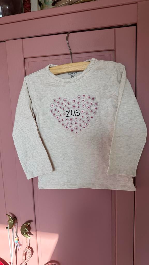 Prénatal longsleeve 'Zus' maat 92, Ophalen of Verzenden, Zo goed als nieuw, Meisje, Shirt of Longsleeve