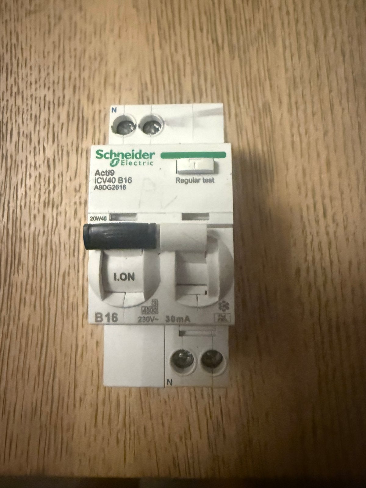 Schneider aardlek schakelaar iCV40 B16, Ophalen of Verzenden, Zo goed als nieuw, Schakelaar