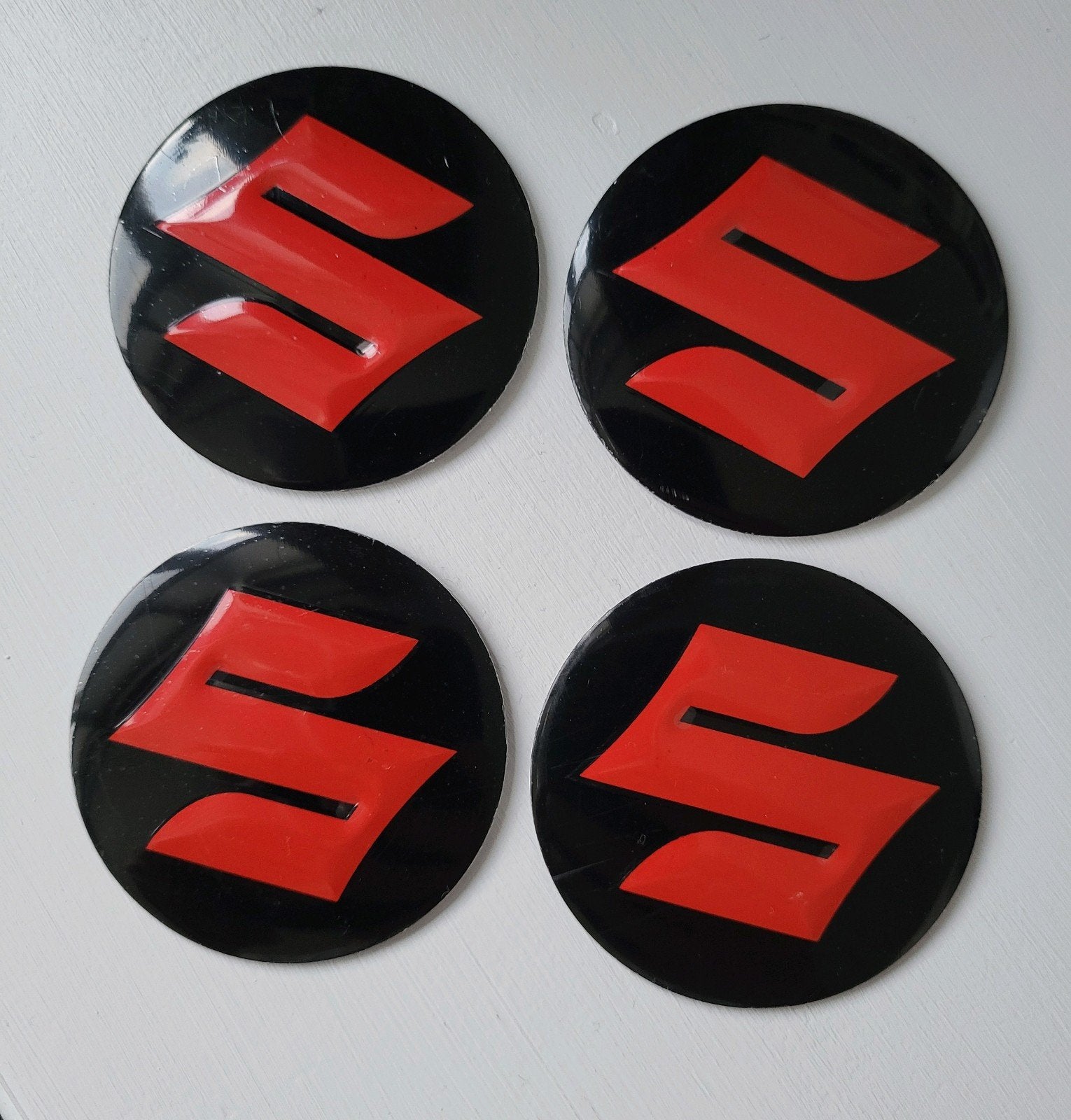 Set van 4 aluminium Suzuki naafkapstickers/ wieldopstickers., Ophalen of Verzenden, Nieuw