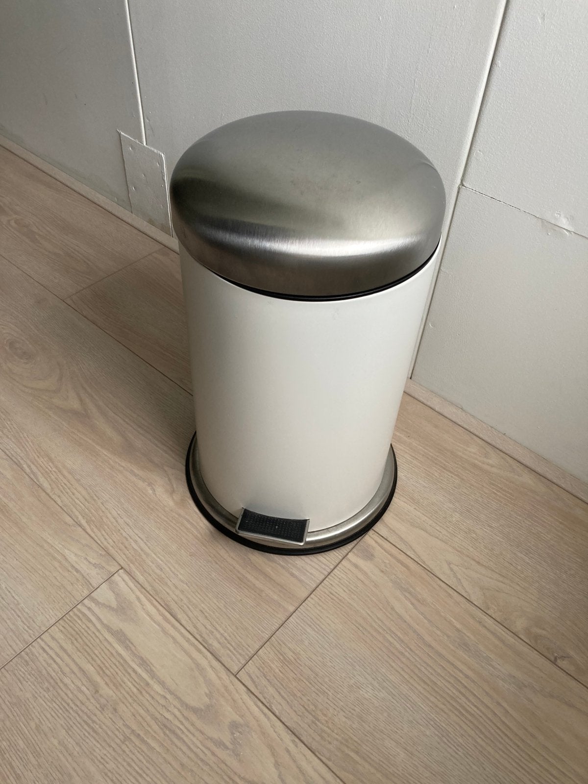 Ikea prullenbak / pedaalemmer wit met RVS deksel, Ophalen, Met pedaal, Zo goed als nieuw, Metaal