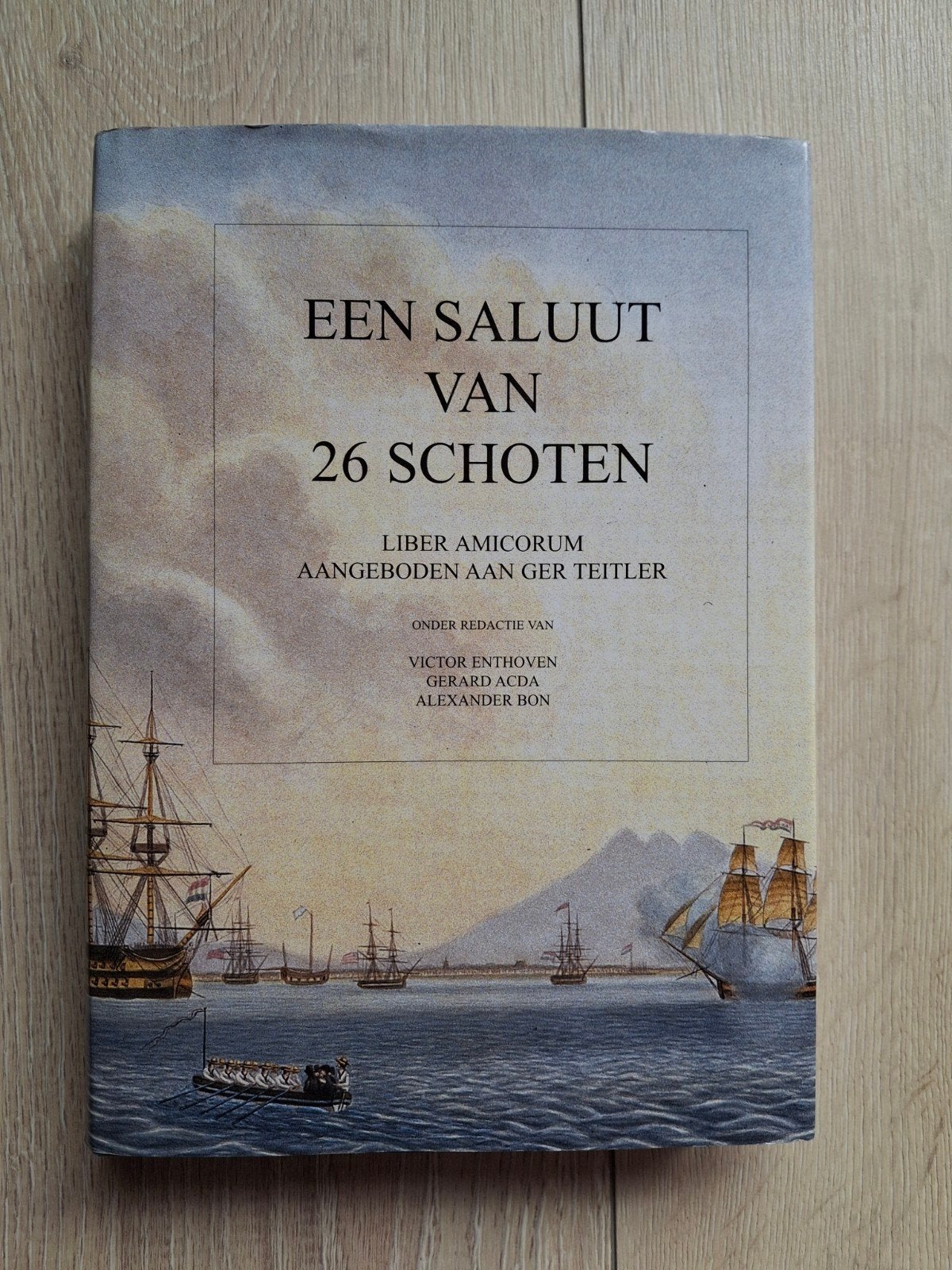 Marinegeschiedenis Een saluut van 26 schoten, Ophalen of Verzenden, Zo goed als nieuw, G. Acda