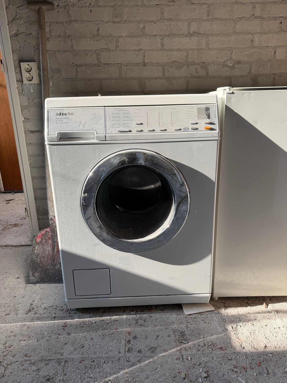 Miele v5845, Ophalen, Zo goed als nieuw, 1200 tot 1600 toeren, 85 tot 90 cm