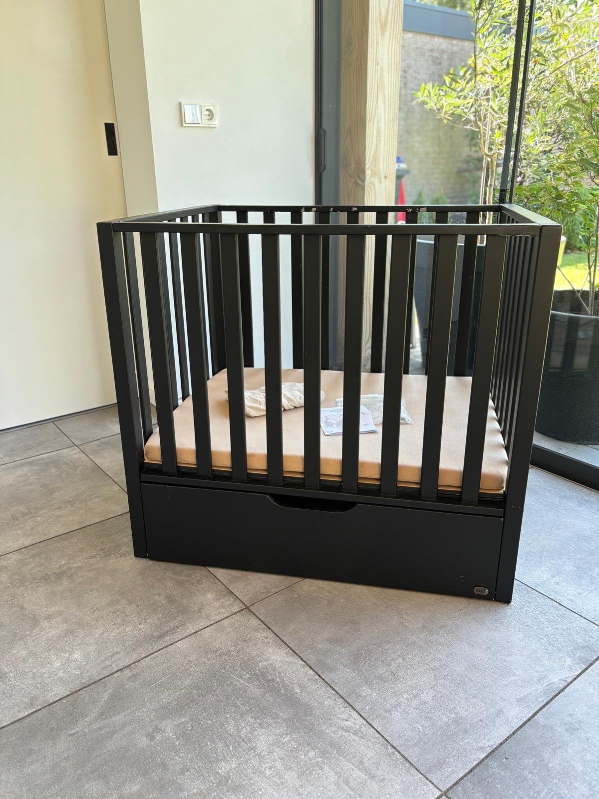 TWF Babybedje Bas Zwart met Matras en Lade, Ophalen, Gebruikt, 70 tot 85 cm, Minder dan 140 cm