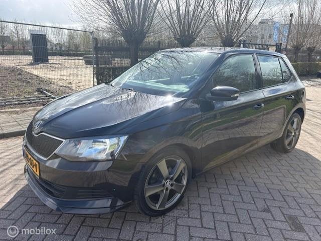 Skoda Fabia 1.0 Active Nieuwe APK pdc achter, Auto's, Gebruikt, Euro 6, 60 pk, Zwart