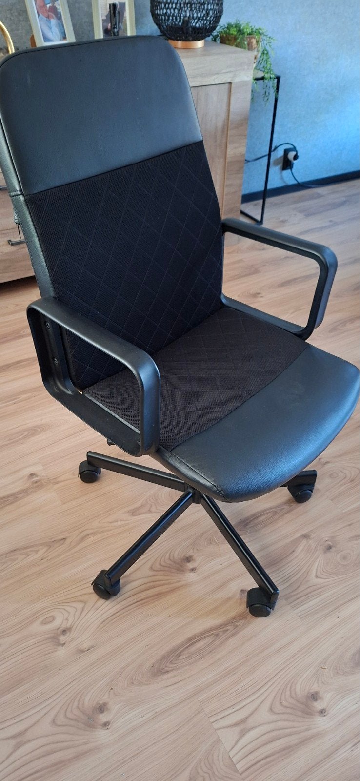 bureau-stoel zwart leer/stof, Huis en Inrichting, Bureaustoelen, Ophalen, Zo goed als nieuw, Zwart