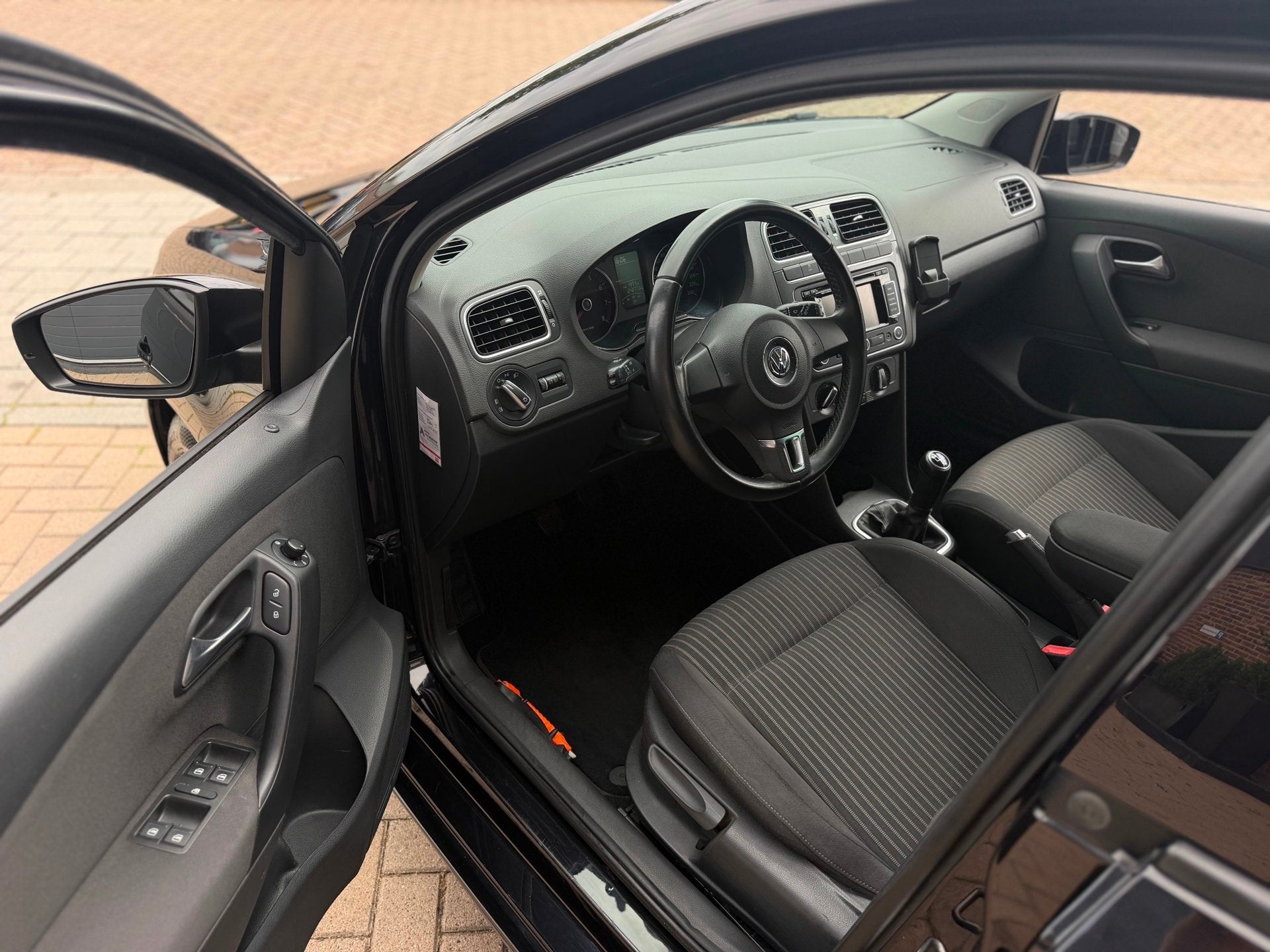 Volkswagen Polo 1.4-16V Highline Airco Navi Cruise Elk.Ramen, Voorwielaandrijving, Zwart, 4 cilinders, Origineel Nederlands