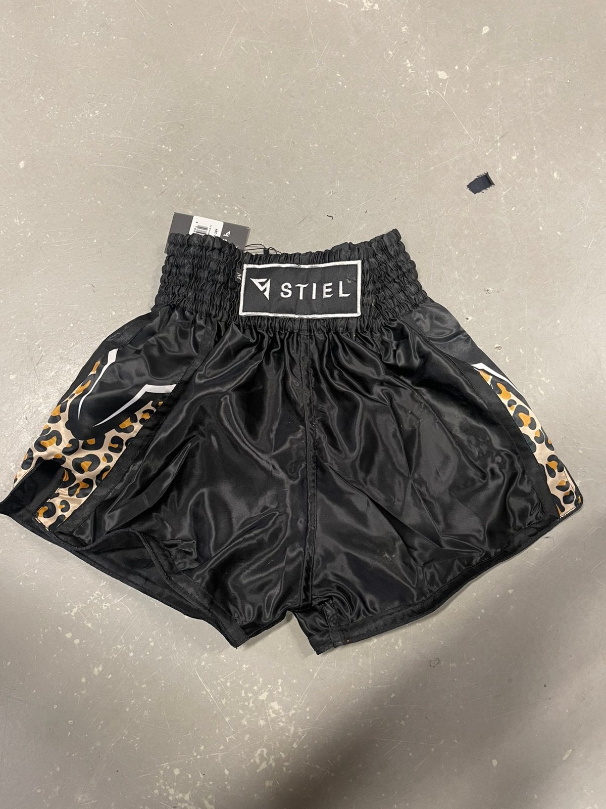 Stiel Leopard Kickboks Broekje Maat M - Kleine Imperfectie, Sport en Fitness, Boksen, Ophalen of Verzenden, Gebruikt, Bokskleding