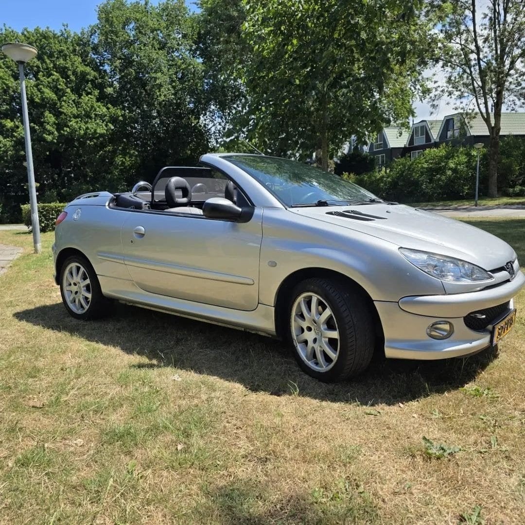 Peugeot 206 1.6 16V CC Roland Garros AUT 2005 Grijs, Auto's, 4 cilinders, Cabriolet, 4 stoelen, Origineel Nederlands
