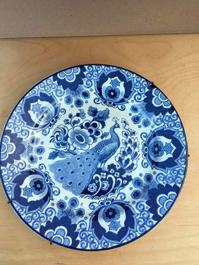 Decoratief Delfts Blauw bord met pauw - Maastricht, Antiek en Kunst, Ophalen of Verzenden