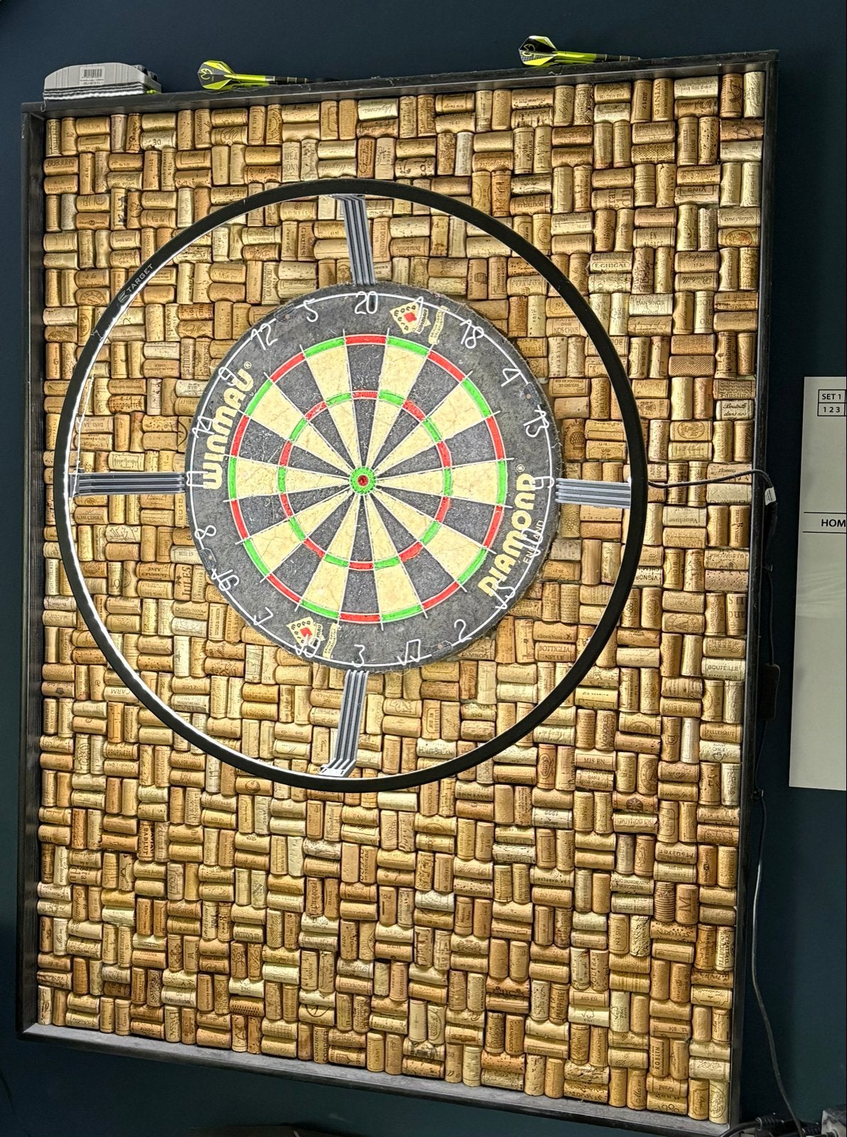Uniek dartbord met kurken achterwand en verlichting, Sport en Fitness, Ophalen of Verzenden, Zo goed als nieuw, Dartbord met pijlen