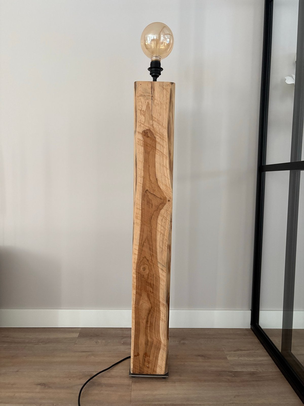 Unieke houten vloerlamp met E27 fitting, Huis en Inrichting, Lampen | Vloerlampen, Ophalen, 100 tot 150 cm, E27 (groot), Zo goed als nieuw