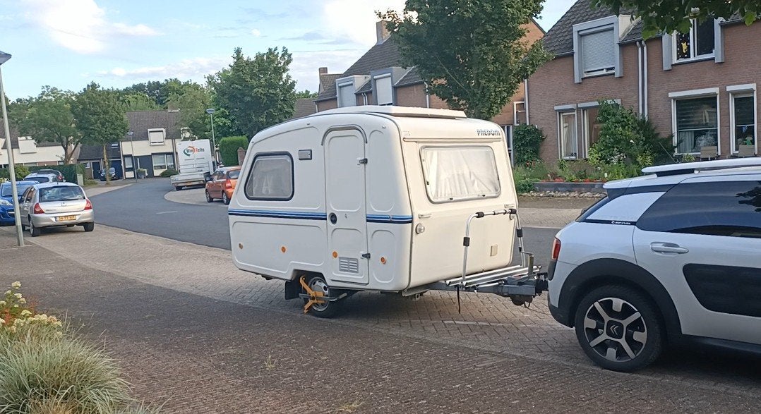 Predom caravan met midden keuken, Vast bed, Treinzit, Tot en met 3, Koelkast