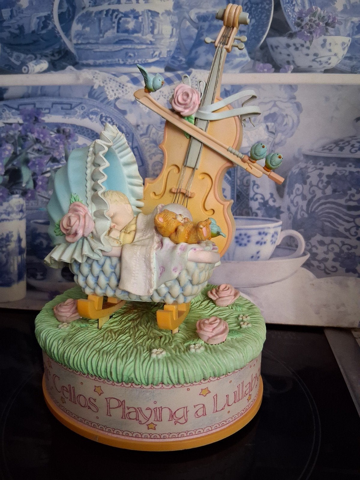 Enesco speeldoos '90 i hear cellos playing a lullabye, Ophalen