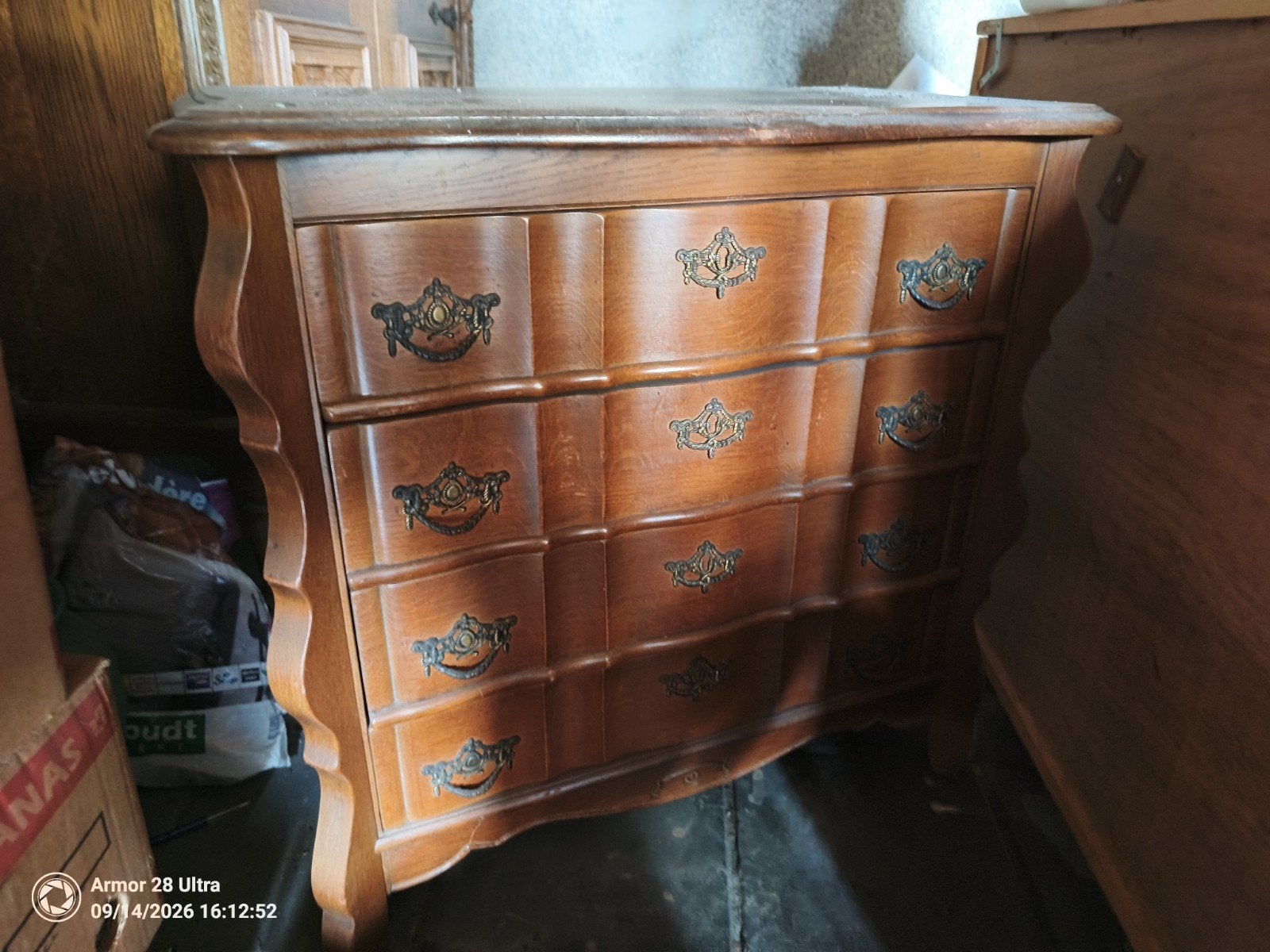 Antieke houten ladekast met sierlijke handgrepen, Antiek en Kunst, Ophalen