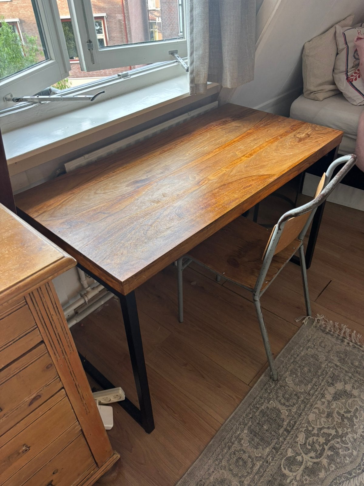 Groot en stevig bureau van eikenhout en zwarte poot, Antiek en Kunst, Ophalen