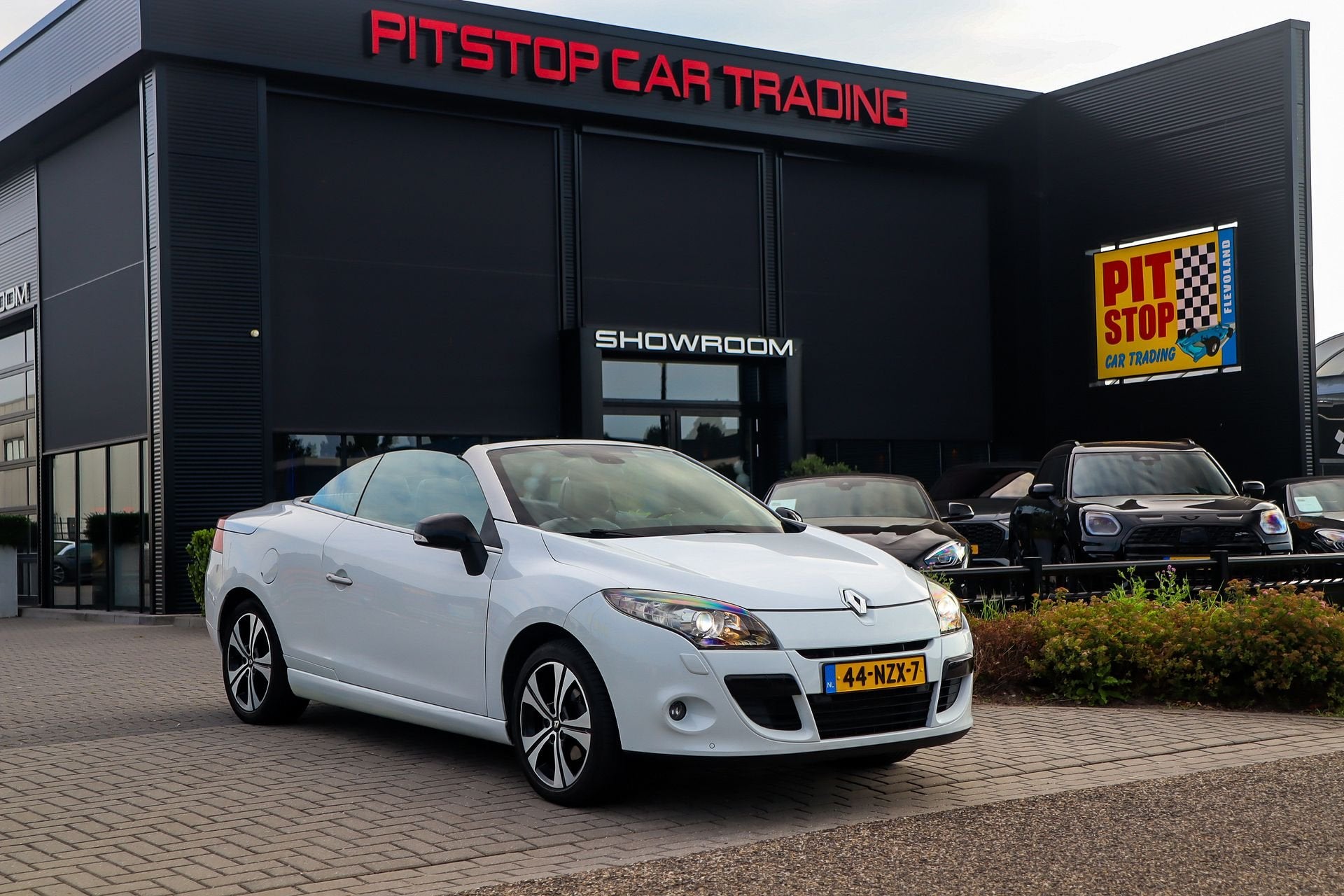 Renault Megane  130 PK, PDC, Navi, Airco, NL Auto, Facelift!, Auto's, Navigatiesysteem, Zwart, Wit, Bedrijf