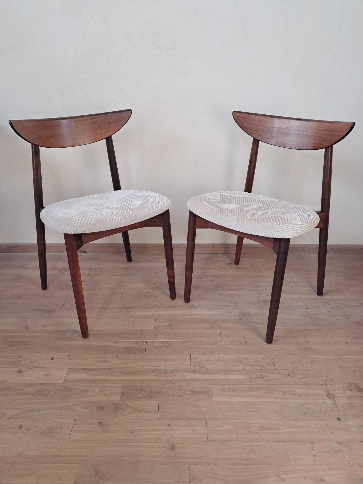 HARRY ØSTERGAARD Deens design twee etkamerstoelen model 58, Huis en Inrichting, Stoelen, Ophalen, Twee, Bruin, Stof