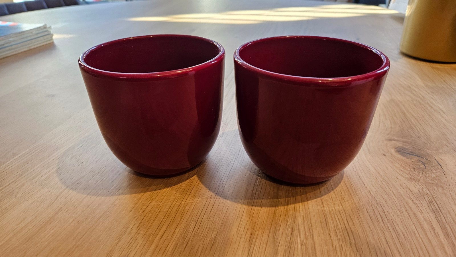 2 RODE BLOEMPOTJES, Ophalen, Rond, Aardewerk, Minder dan 40 cm