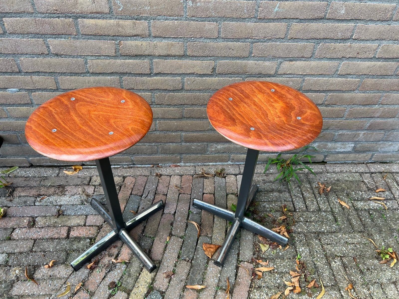 Set van 2 vintage barkrukken met houten zitting, Huis en Inrichting, Stoelen, Ophalen, Gebruikt, Twee, Bruin