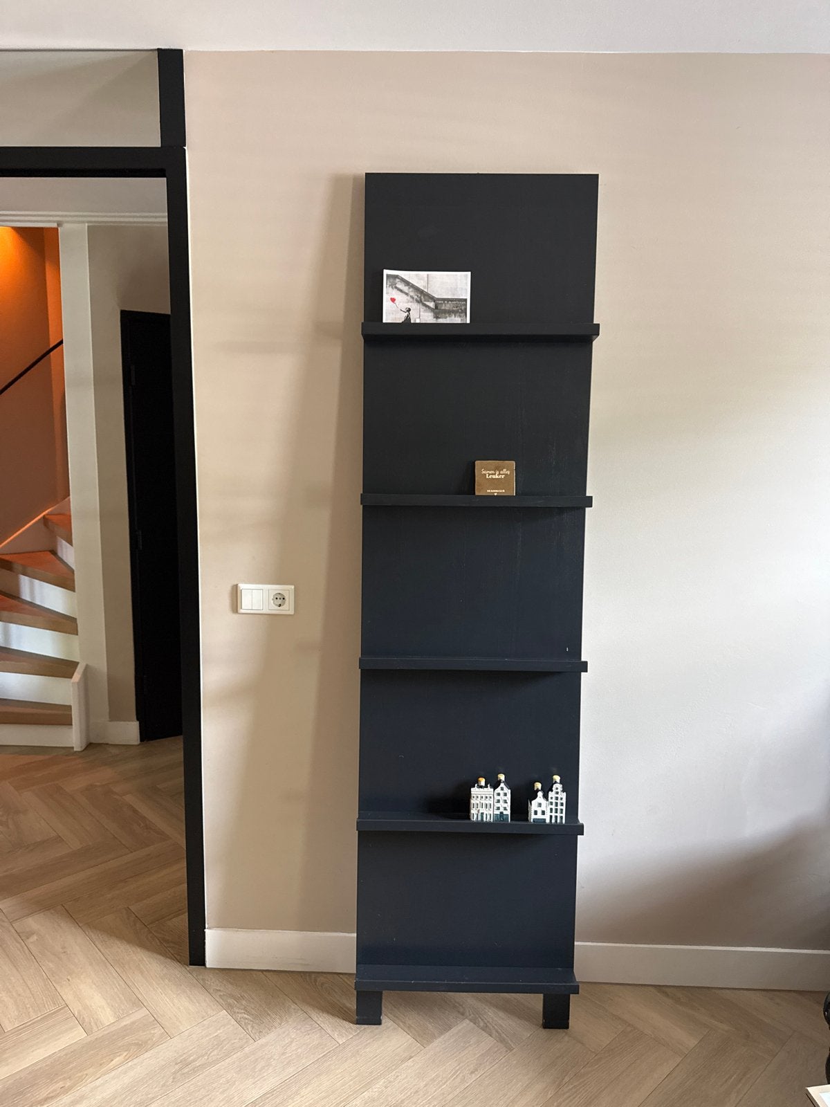1 Zwart houten fotorek / decoratierek, Ophalen, Met plank(en), Minder dan 50 cm, Gebruikt