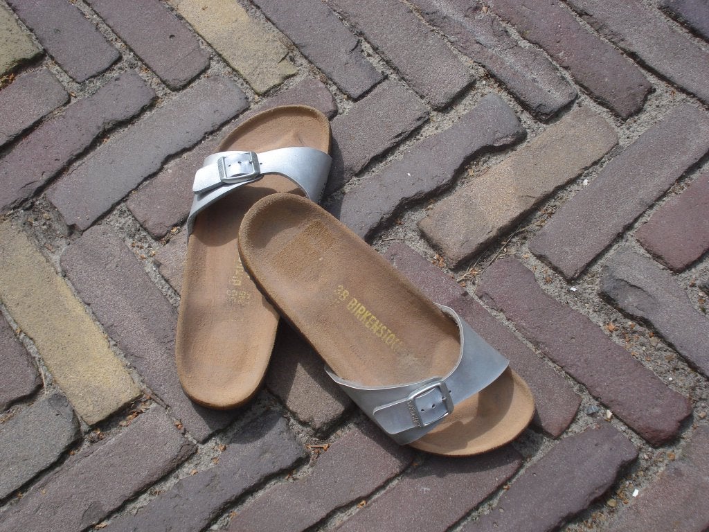 BIRKENSTOCK MADRID ZILVER 38 NU GRATIS VERZENDING PER POST, Slippers, Overige kleuren, Verzenden, Zo goed als nieuw