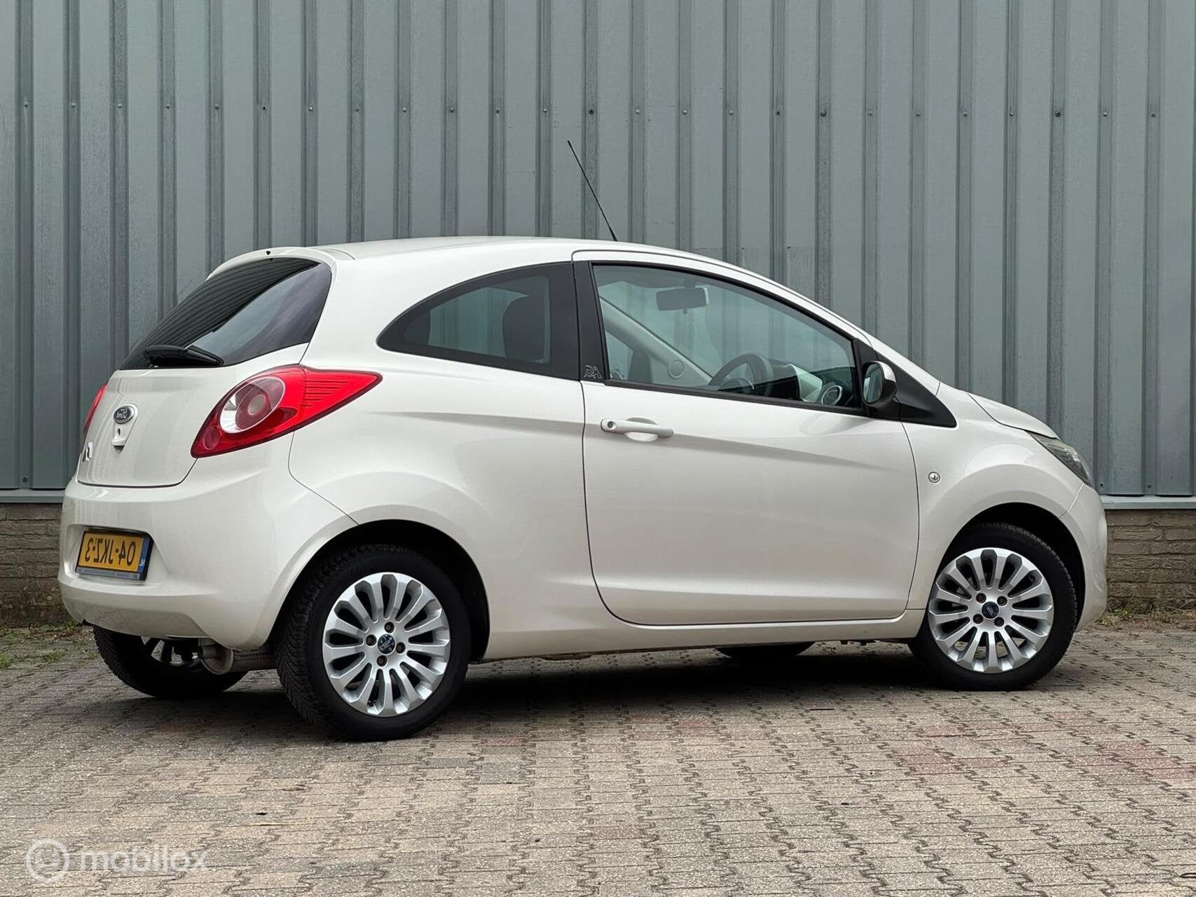 Ford Ka 1.2 Titanium | Parelmoer | Airco | AUX, Voorwielaandrijving, Stof, 1242 cc, 4 cilinders