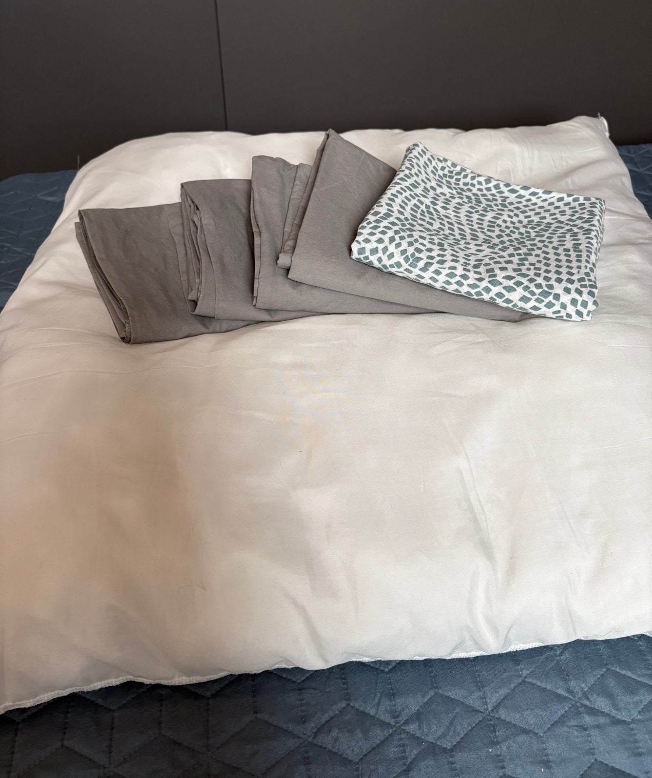 Groot kussen (80x80) Ikea inclusief 5 nieuwe kussenslopen, Eenpersoons, Wit, Ophalen of Verzenden, Zo goed als nieuw