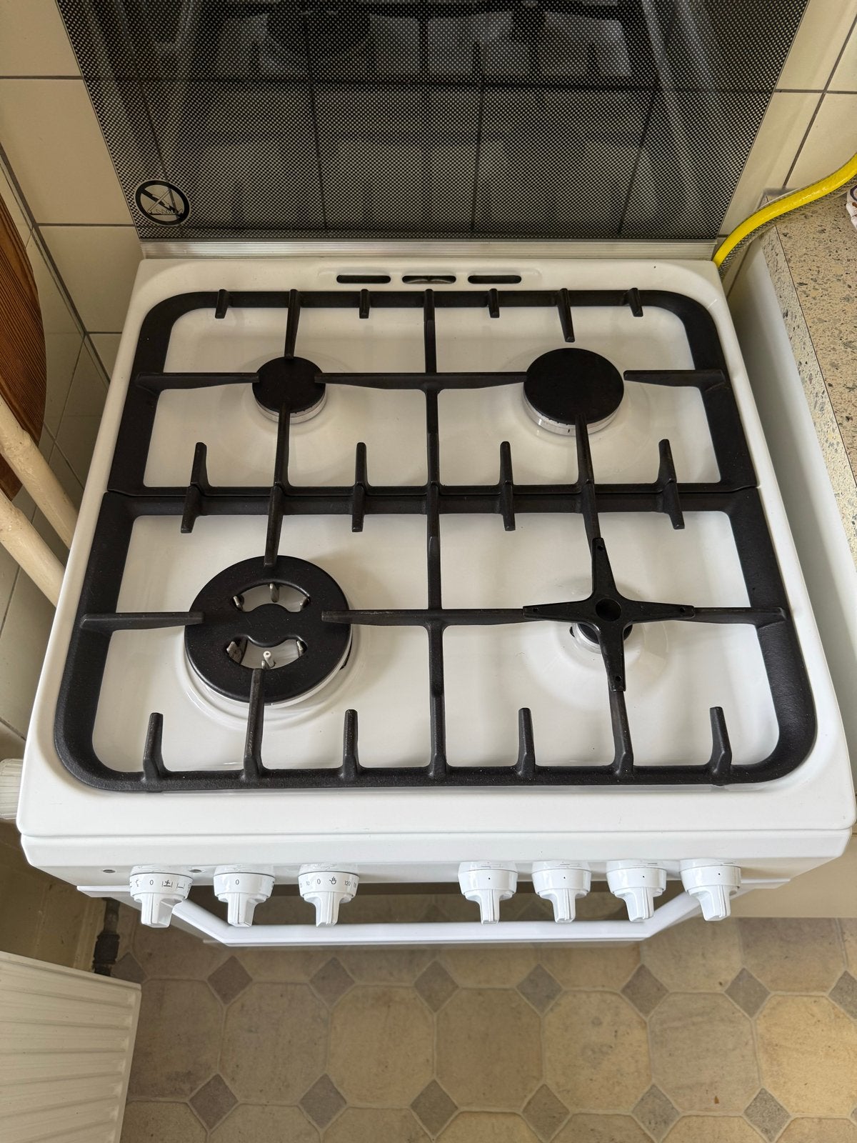 Indesit Vrijstaand Gasfornuis met Oven - Wit, Witgoed en Apparatuur, Fornuizen, Zo goed als nieuw, Vrijstaand, Gas, 4 kookzones