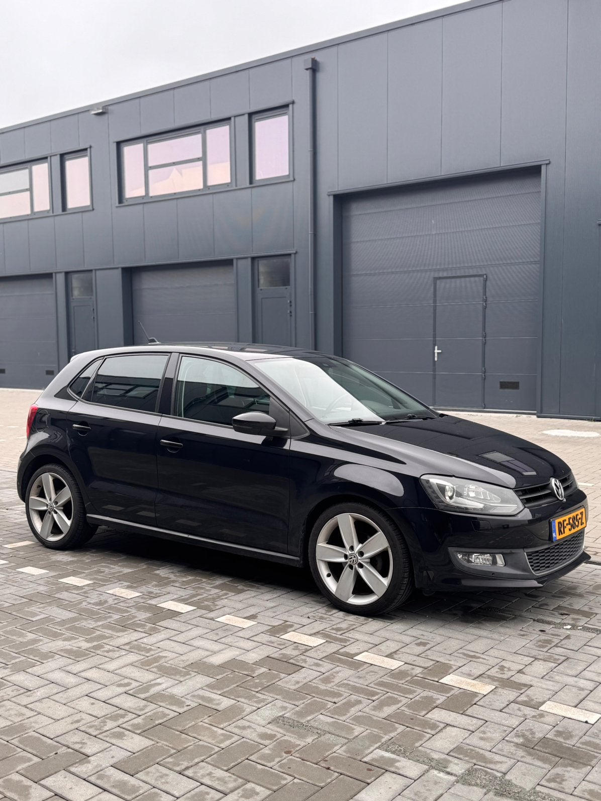 Volkswagen Polo 1.2 TSI 77KW 2010 Zwart, Auto's, Volkswagen, Voorwielaandrijving, 40 €/maand, Zwart, 988 kg