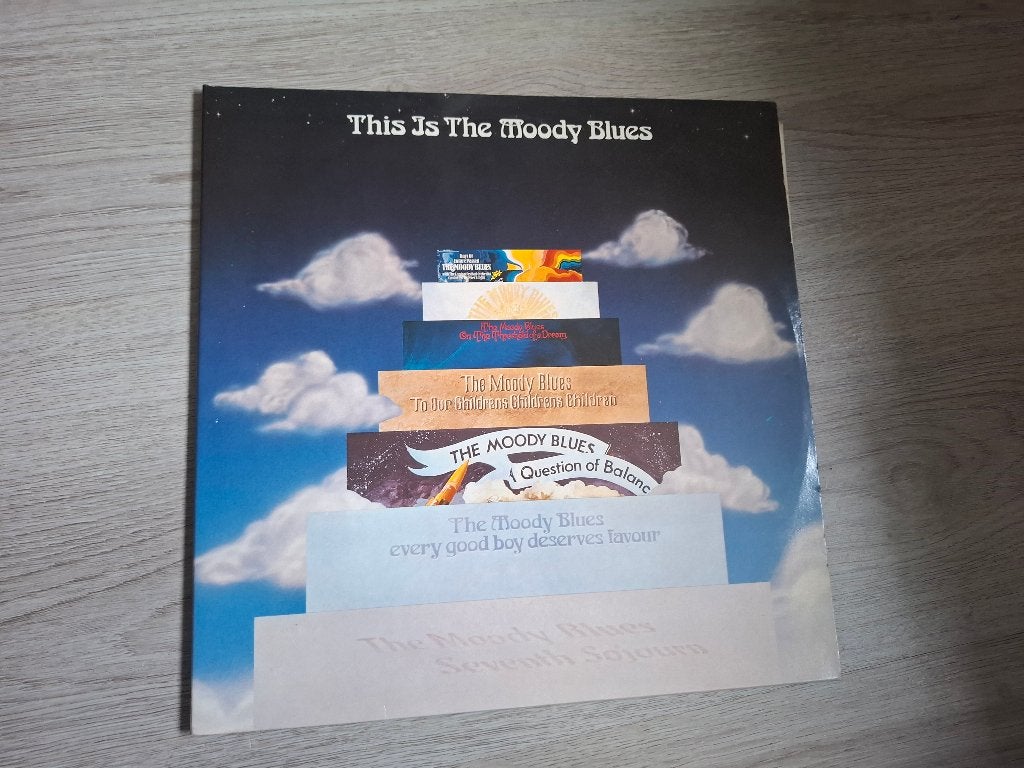 2 LP The Moody Blues – This Is The Moody Blues. (1974), Gebruikt, Originele persing, Ophalen of Verzenden, Classic Rock