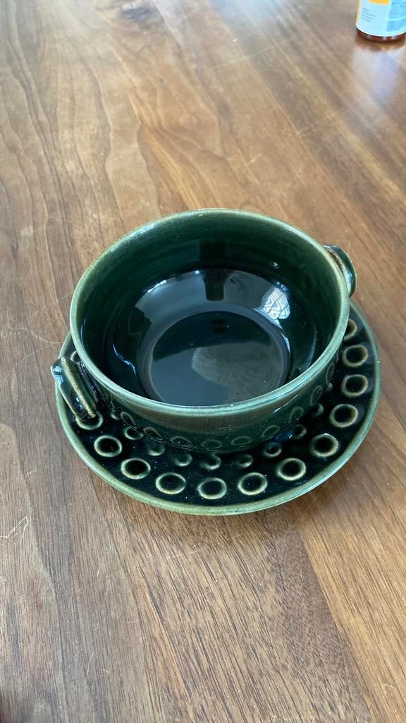 Vintage Rusalka soepkom met schotel - Donkergroen keramiek, Gebruikt, Keramiek, Ophalen of Verzenden, Kom(men)
