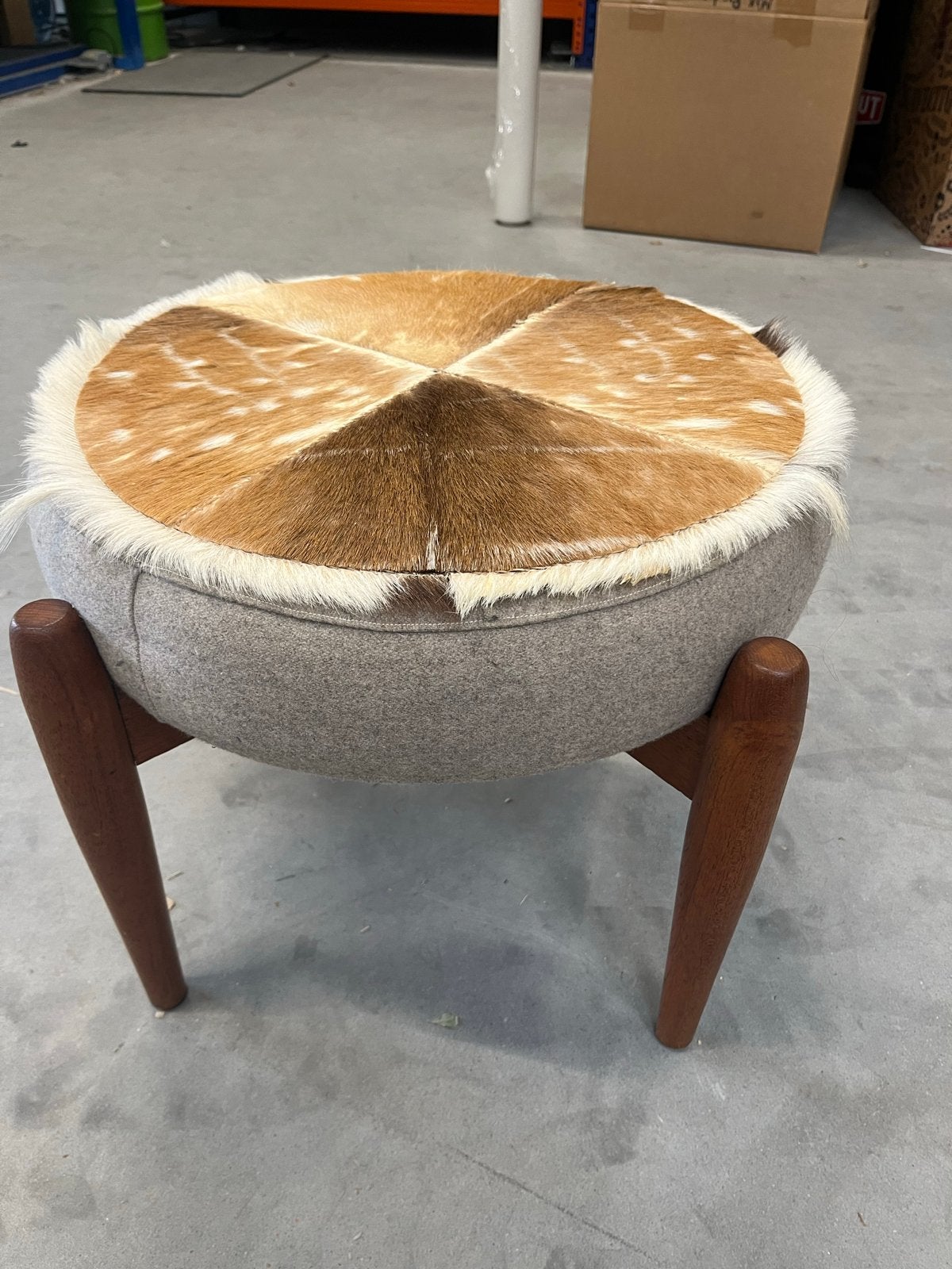 Ronde poef met koeienhuid en houten poten, Huis en Inrichting, Ophalen, Minder dan 50 cm, Gebruikt, Rond