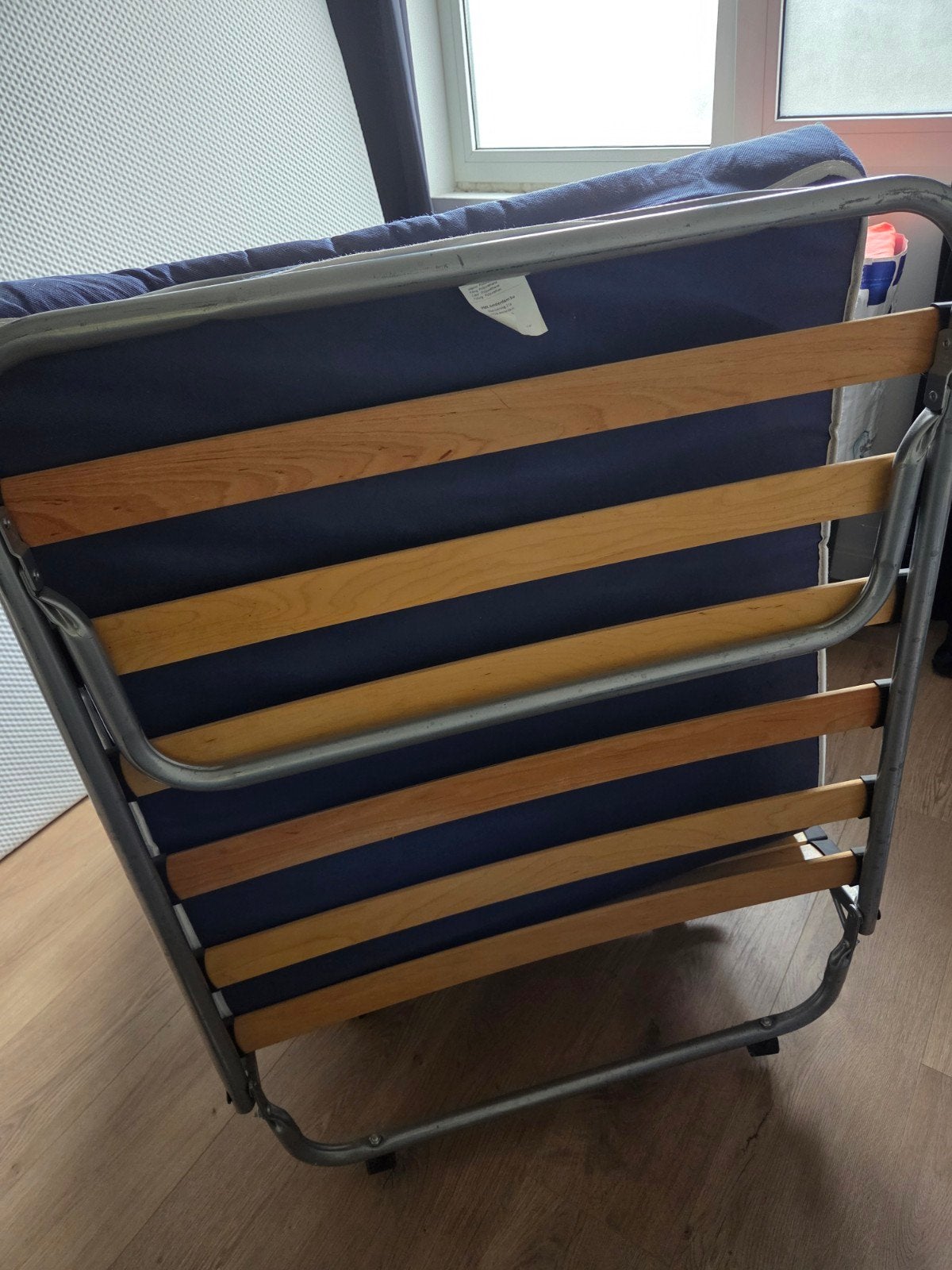 Logeerbed/ vouwbed op wieltjes, Huis en Inrichting, Slaapkamer | Slaapbanken, Ophalen, Eenpersoons, 90 cm