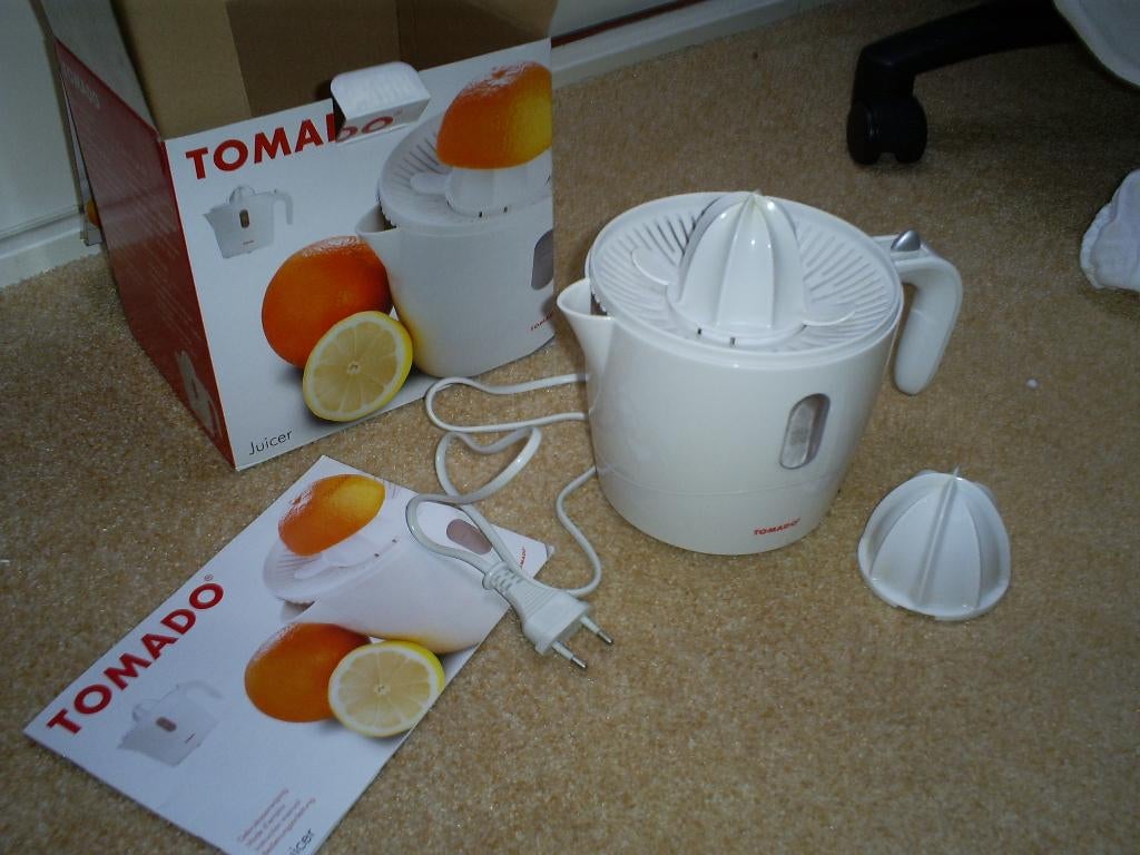 Elektrische Pers / Juicer Tomado, Witgoed en Apparatuur, Juicers, Ophalen of Verzenden, Gebruikt, Elektrisch, Citruspers