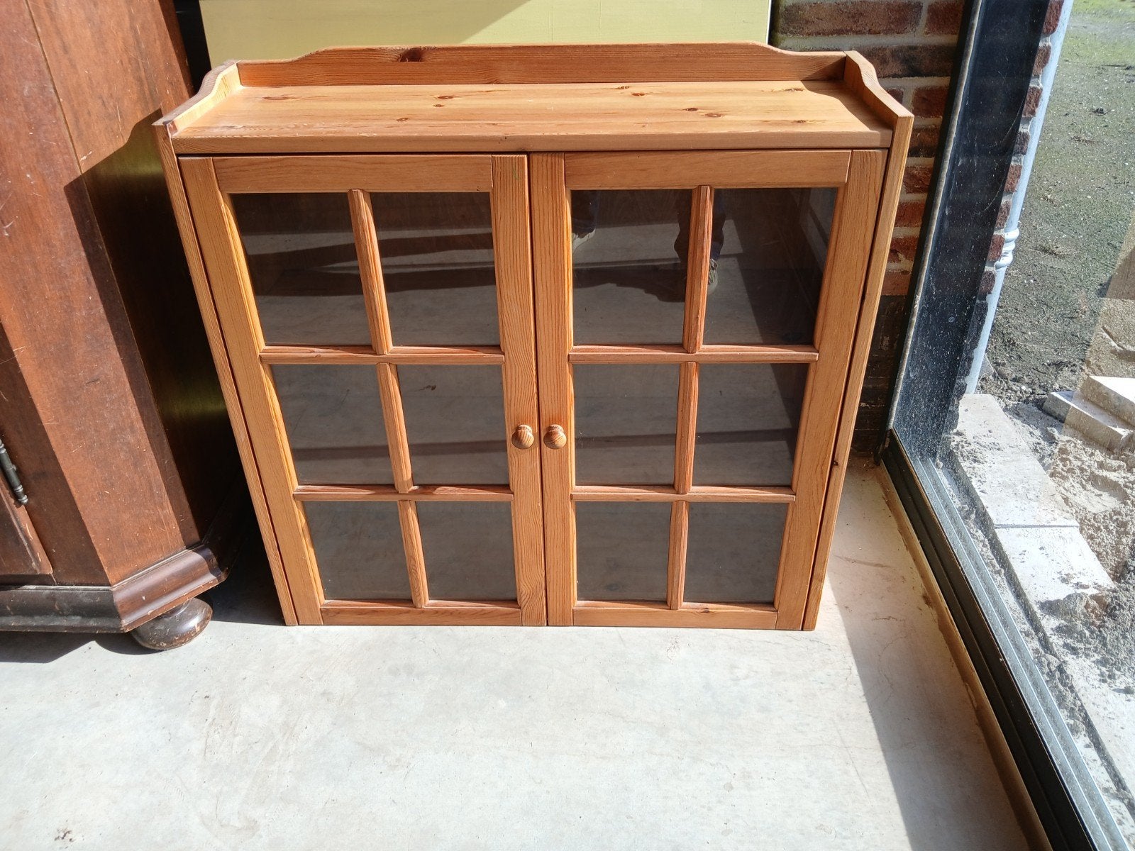 Houten vitrinekastje met glazen deuren, Huis en Inrichting, Ophalen, Klassiek, Overige houtsoorten, 50 tot 100 cm