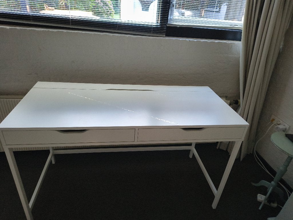 witte computer tafel, Ophalen, Gebruikt, Spaanplaat of MDF, Kabelgoot