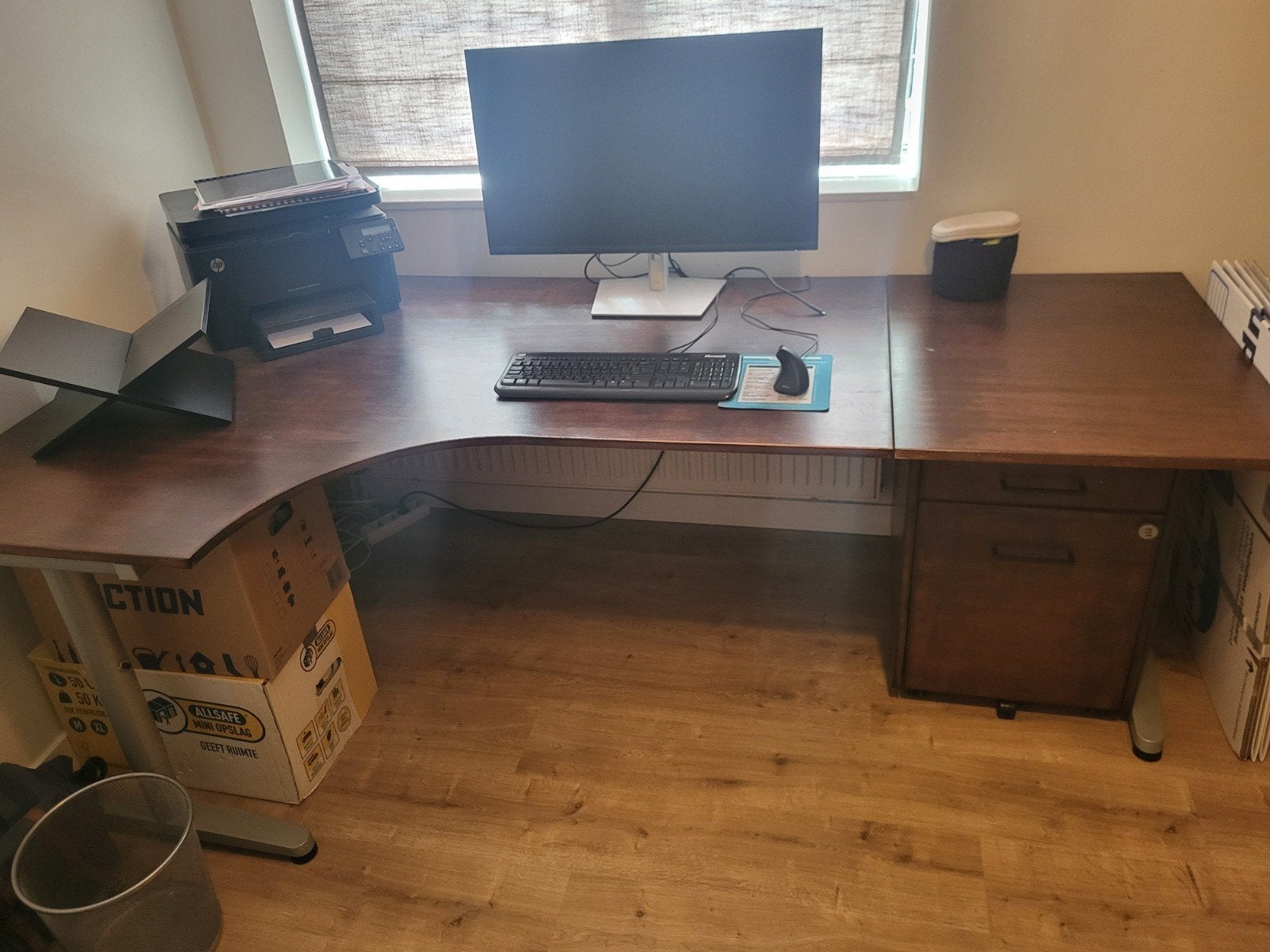 Ruim hoekbureau met donker hout look en ronding, Huis en Inrichting, Bureaus, Ophalen