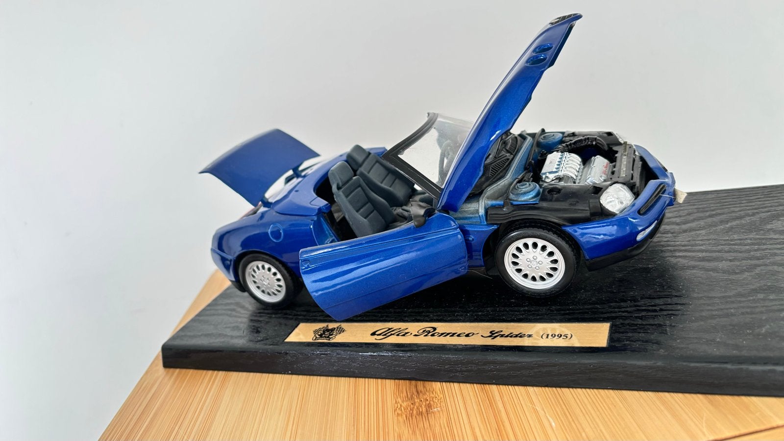 Alfa Romeo Spider (1995) modelauto - Blauw, Ophalen of Verzenden, Zo goed als nieuw, Auto, Overige merken