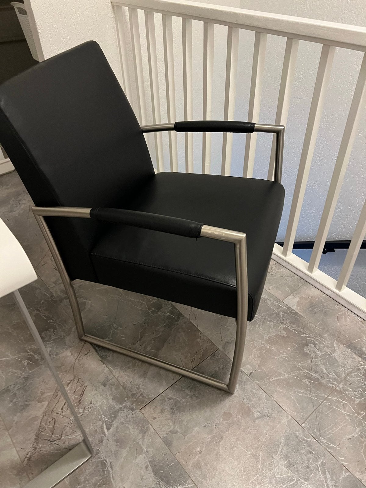 Zwarte leren stoel met metalen frame, Ophalen, Gebruikt, Zwart, Leer