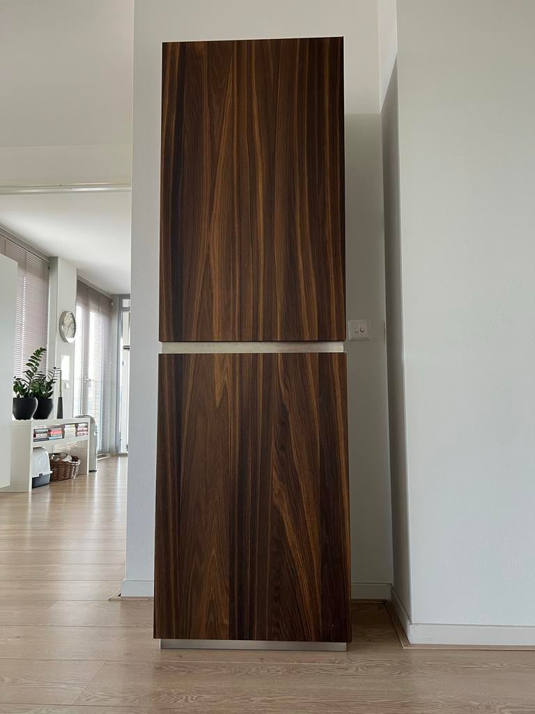 Moderne hoge kast in donker fineer met RVS accenten, Ophalen, Zo goed als nieuw