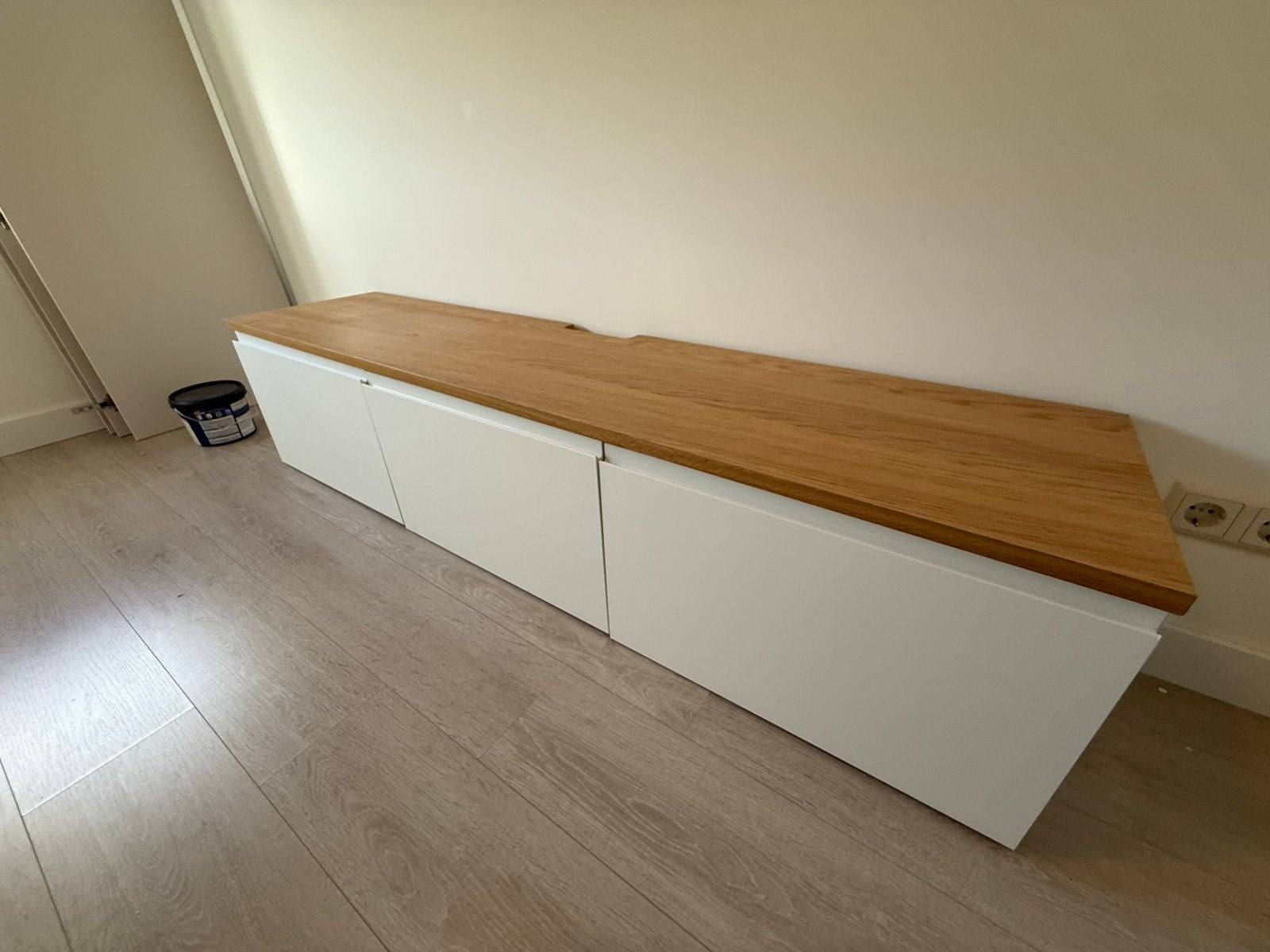 IKEA Besta TV-meubel met eikenhouten blad en witte kasten, 150 tot 200 cm, Eikenhout, Ophalen of Verzenden, Zo goed als nieuw