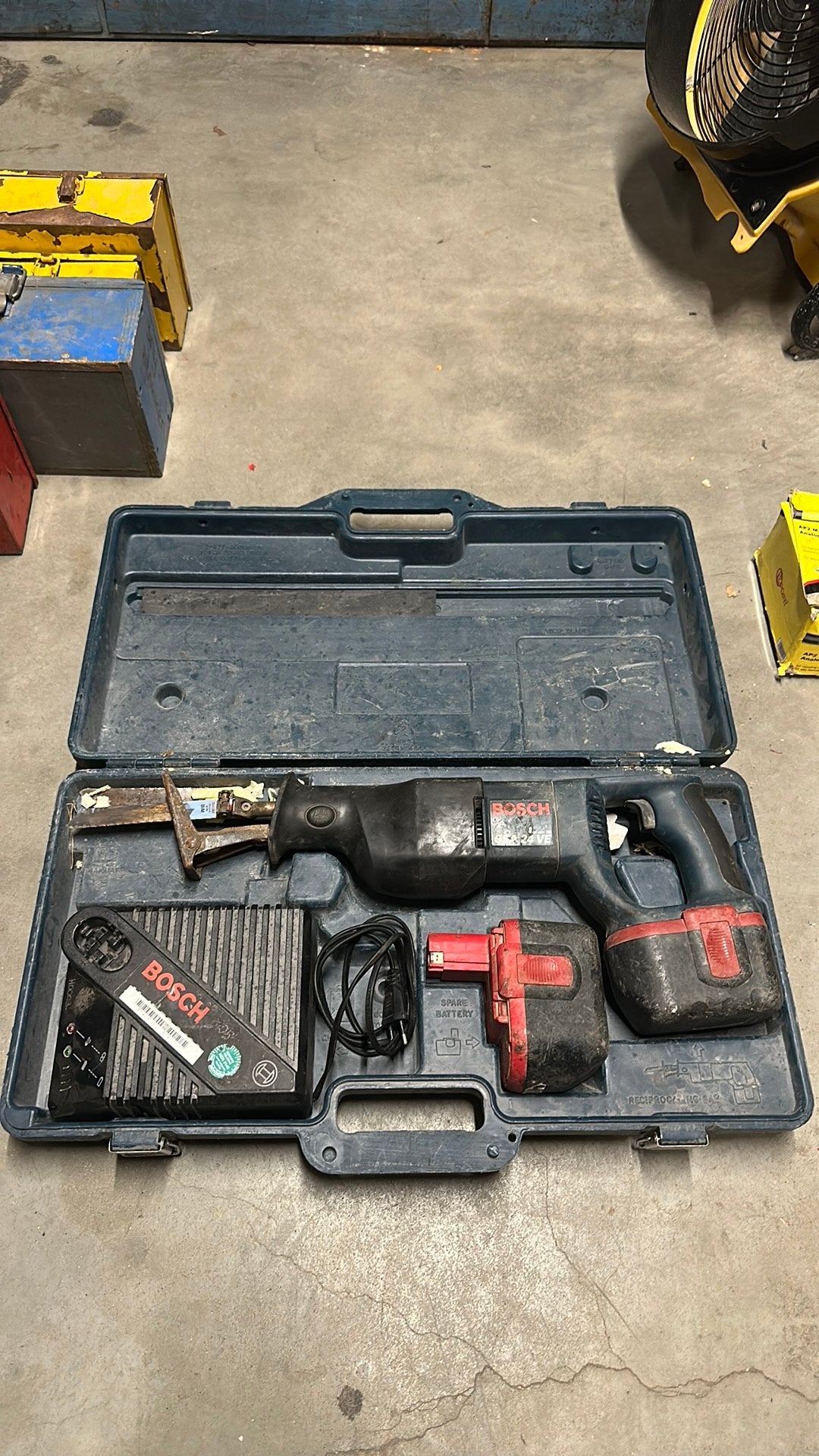 Bosch Professional GSA 24 VE reciprozaag + 2 accu's en lader, 70 mm of meer, 600 tot 1200 watt, Ophalen of Verzenden, Zo goed als nieuw