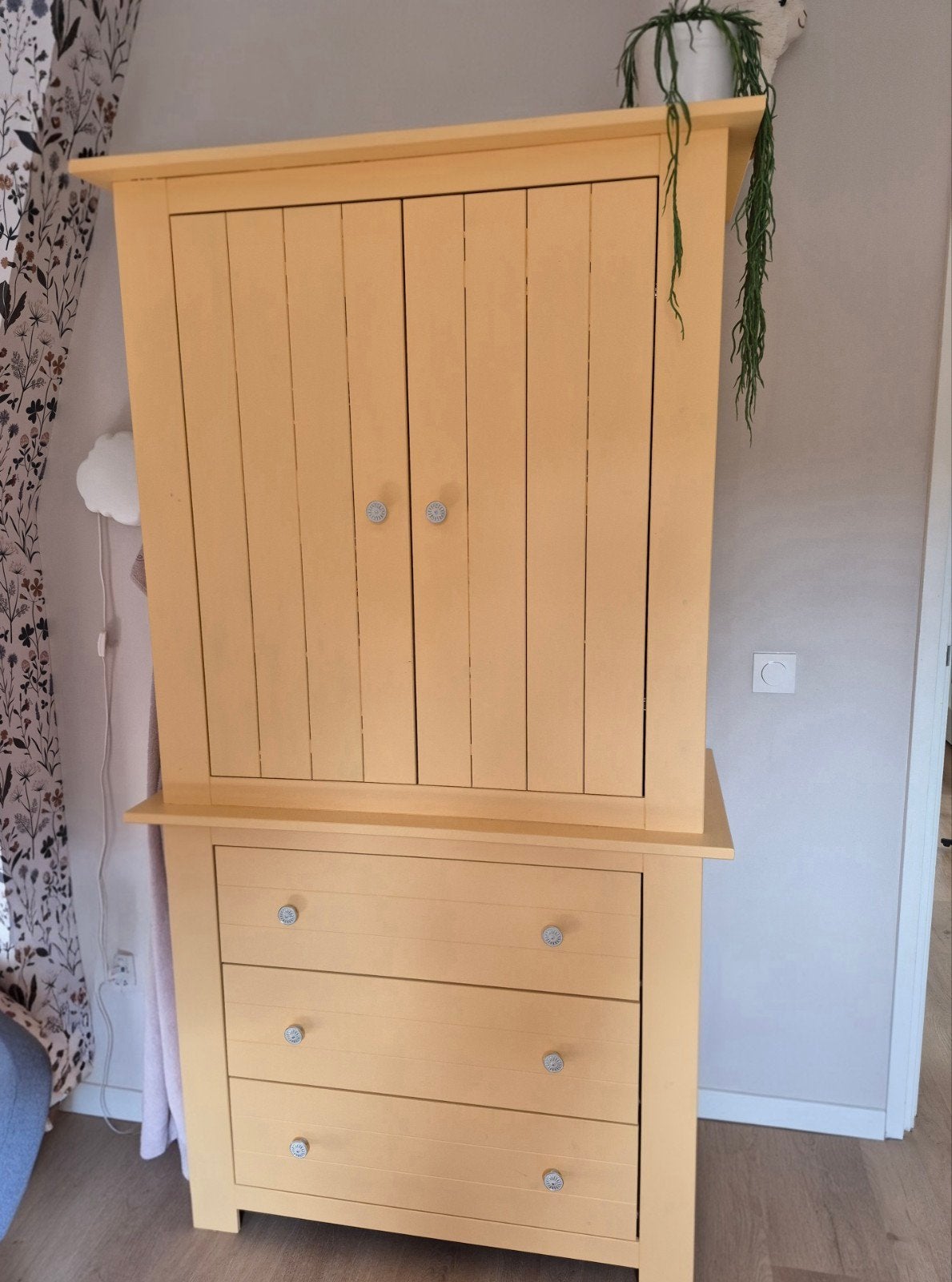 Complete Kinderkast wit-geel (overschilderbaar), Ophalen, Kast, 50 tot 70 cm, 105 cm of meer