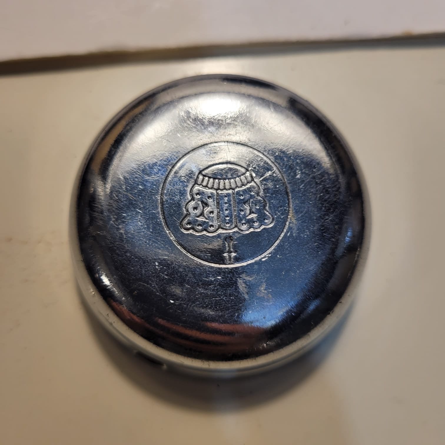 Vintage chromen wieldop met embleem - Gebruikt, Auto diversen, Wieldoppen, Ophalen of Verzenden, Gebruikt