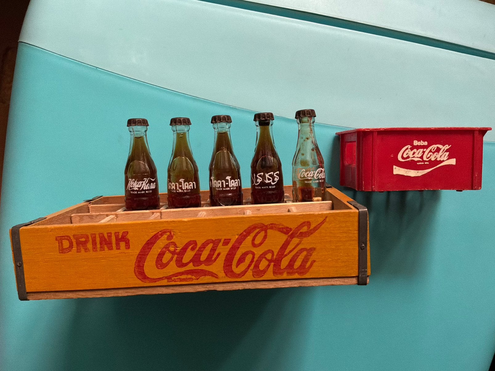 Coca Cola 2 mini kratjes hout en kunststof + 5 flesjes glas, Ophalen of Verzenden, Zo goed als nieuw