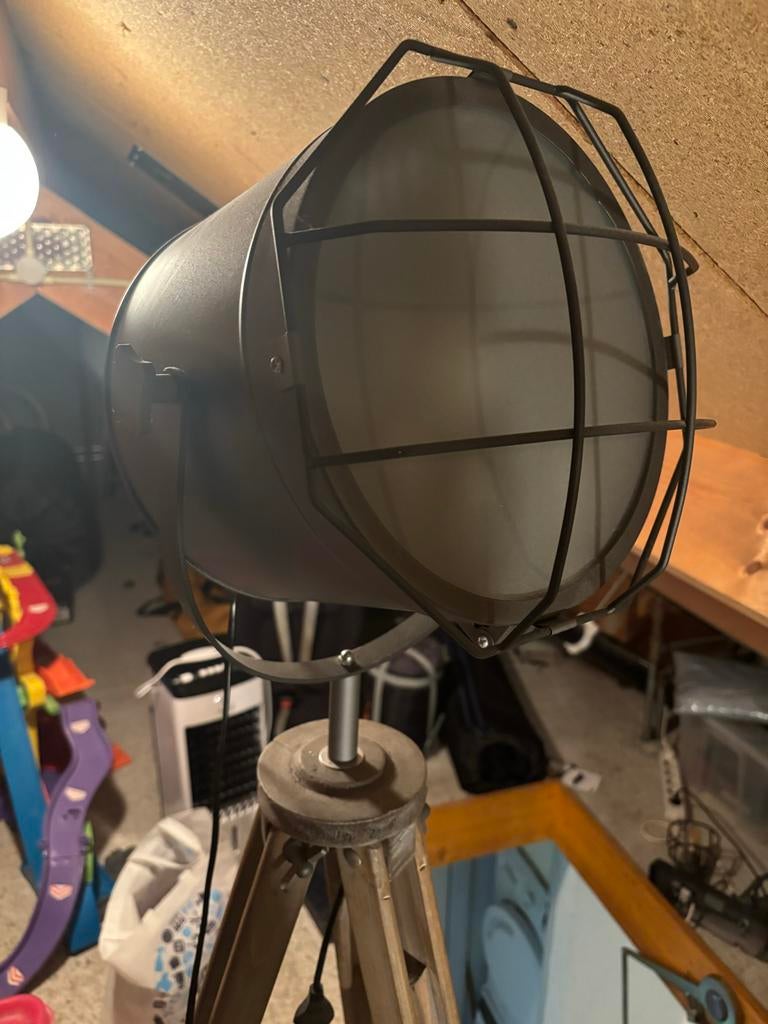 Industriële Vloerlamp Spot - Zwart met Houten Statief, Huis en Inrichting, Lampen | Vloerlampen, Ophalen, Zo goed als nieuw, Hout